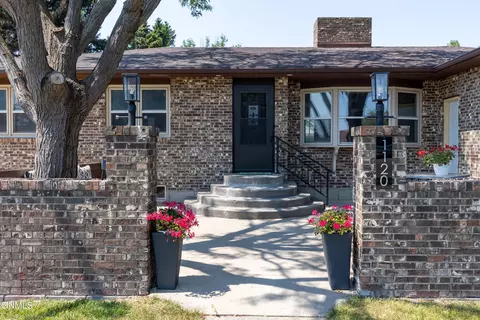 1120 Columbia Dr, Bismarck, ND 58504