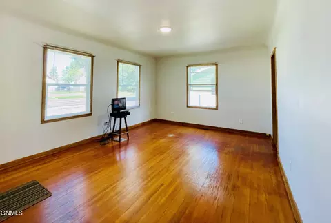 1006 8th Ave W, Williston, ND 58801 photo 6