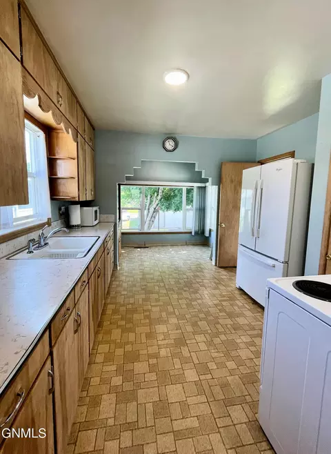 1006 8th Ave W, Williston, ND 58801 photo 9