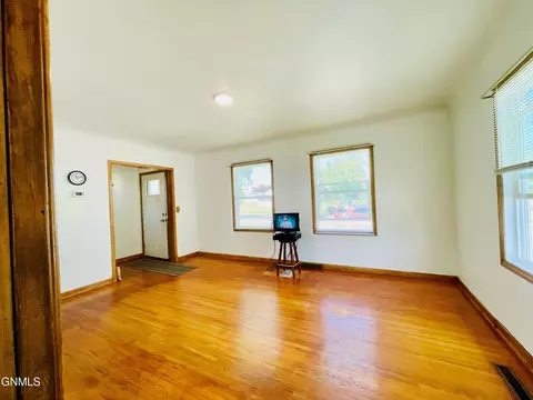1006 8th Ave W, Williston, ND 58801 photo 4