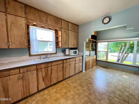 1006 8th Ave W, Williston, ND 58801 photo 8