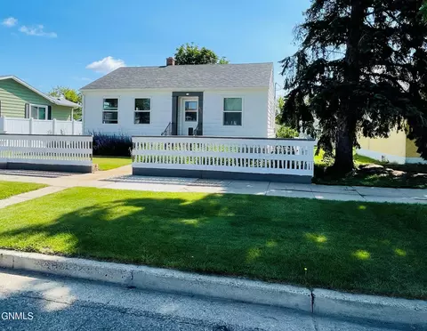 1006 8th Ave W, Williston, ND 58801