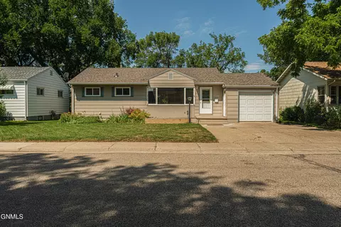 1308 11th St N, Bismarck, ND 58501