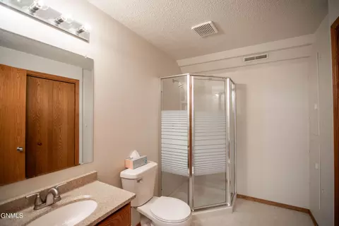 Bath - 3147 Devon Dr, Bismarck, ND 58504 photo 9 of 10
