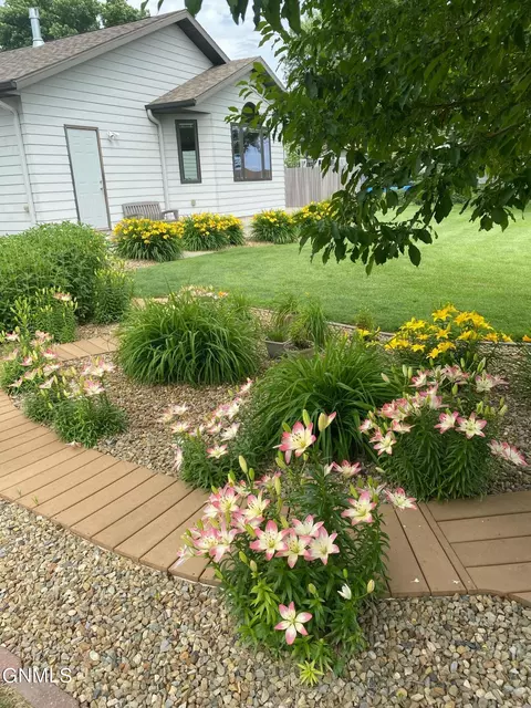 Exterior - 3147 Devon Dr, Bismarck, ND 58504 photo 17 of 19