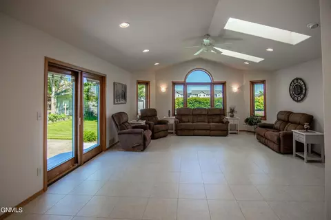 Living - 3147 Devon Dr, Bismarck, ND 58504 photo 4 of 8
