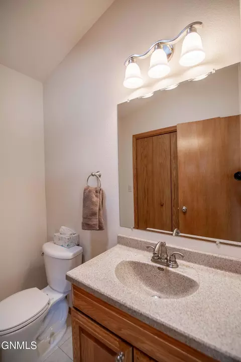 Bath - 3147 Devon Dr, Bismarck, ND 58504 photo 3 of 10