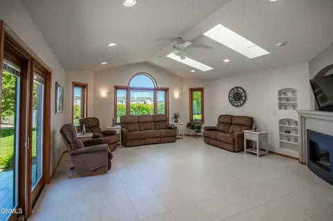 Living - 3147 Devon Dr, Bismarck, ND 58504 photo 6 of 8