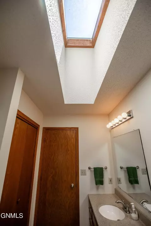 Bath - 3147 Devon Dr, Bismarck, ND 58504 photo 6 of 10