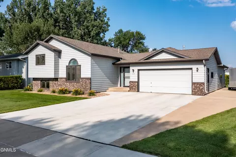 3147 Devon Dr, Bismarck, ND 58504