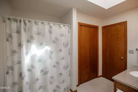 Bath - 3147 Devon Dr, Bismarck, ND 58504 photo 5 of 10