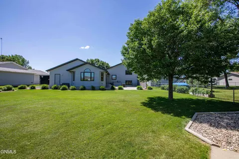 Exterior - 3147 Devon Dr, Bismarck, ND 58504 photo 15 of 19