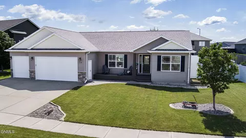 2770 Prairie Oak Dr, Dickinson, ND 58601