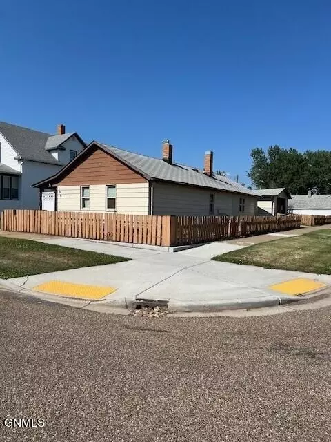 106 1st St SW, Dickinson, ND 58601