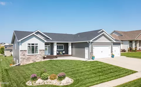 4622 Grey Hawk Ln, Bismarck, ND 58503