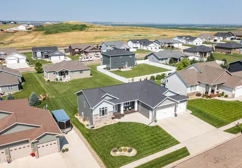 4622 Grey Hawk Ln, Bismarck, ND 58503 photo 3