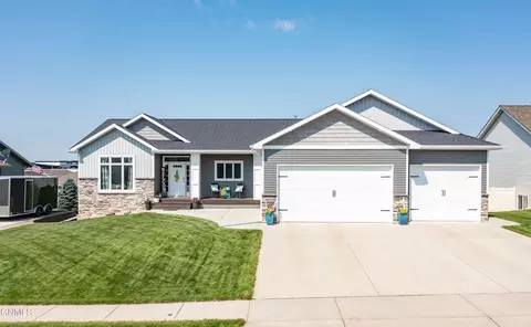 4622 Grey Hawk Ln, Bismarck, ND 58503 photo 2