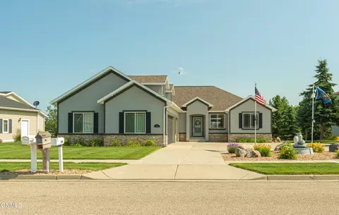 500 Versailles Ave, Bismarck, ND 58503