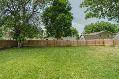 1716 Omaha Dr E, Bismarck, ND 58504 photo 16