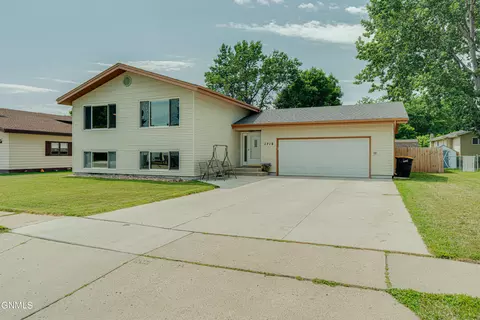 1716 Omaha Dr E, Bismarck, ND 58504