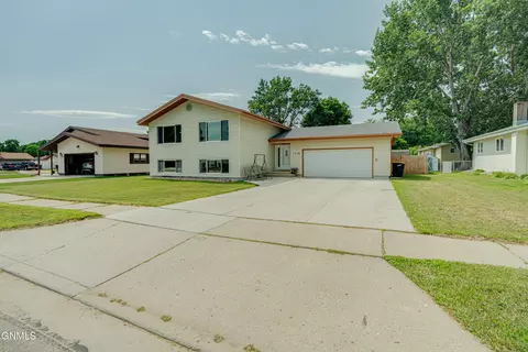 1716 Omaha Dr E, Bismarck, ND 58504 photo 6