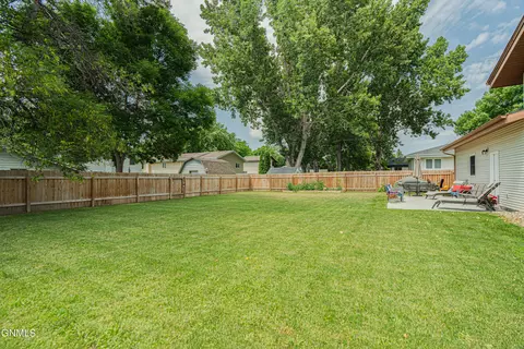 1716 Omaha Dr E, Bismarck, ND 58504 photo 14