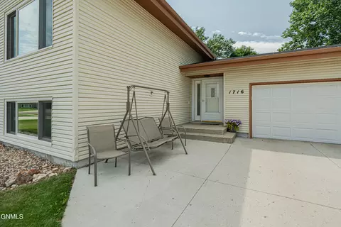 1716 Omaha Dr E, Bismarck, ND 58504 photo 4