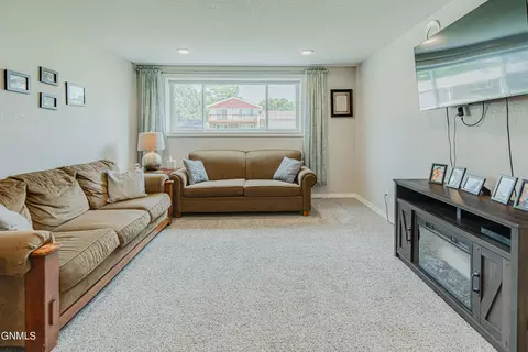 1716 Omaha Dr E, Bismarck, ND 58504 photo 47