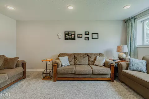 1716 Omaha Dr E, Bismarck, ND 58504 photo 49
