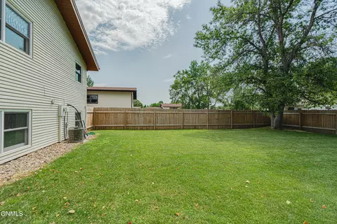 1716 Omaha Dr E, Bismarck, ND 58504 photo 15