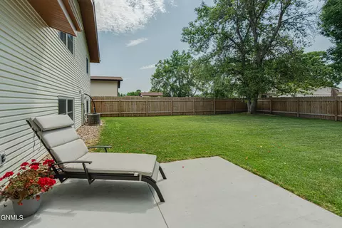 1716 Omaha Dr E, Bismarck, ND 58504 photo 10