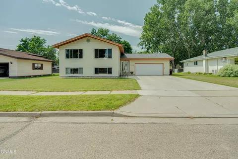 1716 Omaha Dr E, Bismarck, ND 58504 photo 3