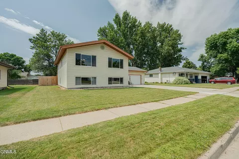 1716 Omaha Dr E, Bismarck, ND 58504 photo 2