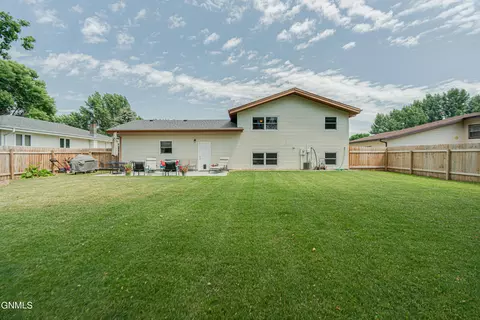 1716 Omaha Dr E, Bismarck, ND 58504 photo 9
