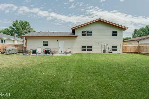 1716 Omaha Dr E, Bismarck, ND 58504 photo 8