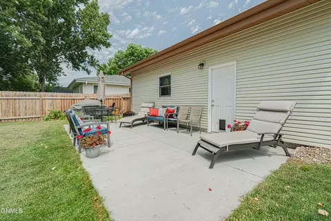 1716 Omaha Dr E, Bismarck, ND 58504 photo 11