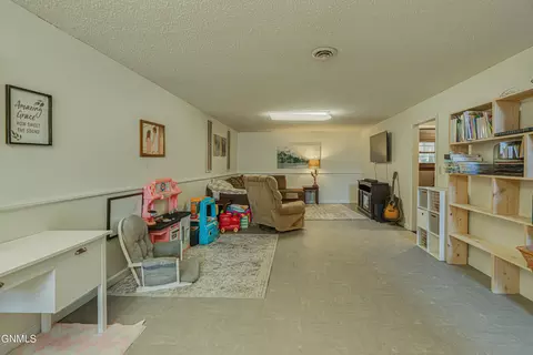 551 Marilyn Dr, Mandan, ND 58554 photo 35