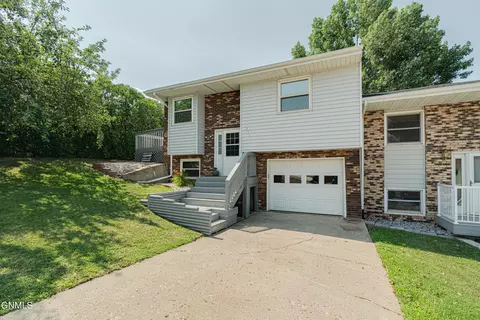 551 Marilyn Dr, Mandan, ND 58554 photo 3