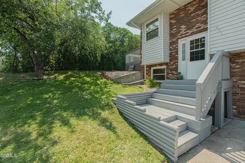 551 Marilyn Dr, Mandan, ND 58554 photo 8
