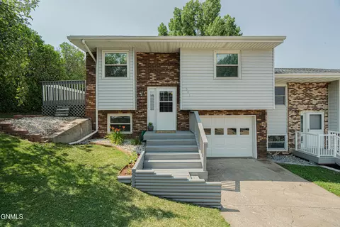 551 Marilyn Dr, Mandan, ND 58554 photo 2