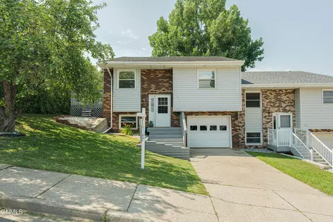 551 Marilyn Dr, Mandan, ND 58554