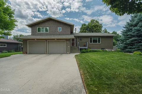 2708 Stevens St, Bismarck, ND 58503