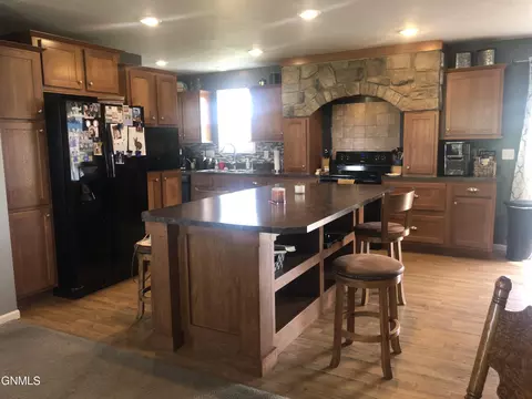 524 Summit Ave, Noonan, ND 58765 photo 2