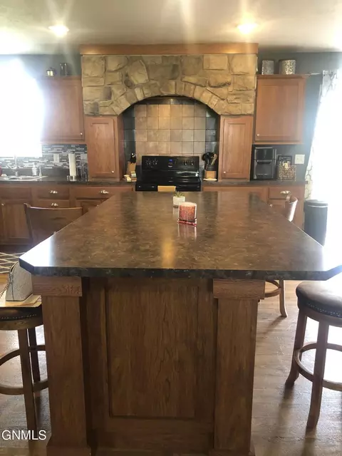 524 Summit Ave, Noonan, ND 58765 photo 3