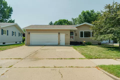 741 Albany Dr, Bismarck, ND 58504