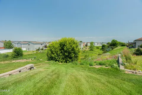 Exterior - 928 Baffin Loop, Bismarck, ND 58503 photo 4 of 7