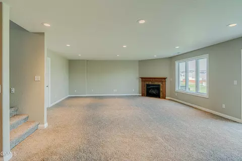 Living - 928 Baffin Loop, Bismarck, ND 58503 photo 5 of 9