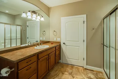 Bath - 928 Baffin Loop, Bismarck, ND 58503 photo 2 of 4