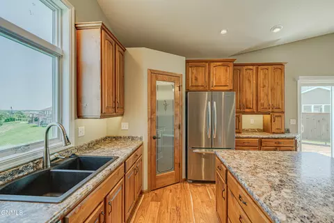 Kitchen - 928 Baffin Loop, Bismarck, ND 58503 photo 6 of 6