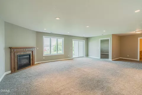 Living - 928 Baffin Loop, Bismarck, ND 58503 photo 6 of 9